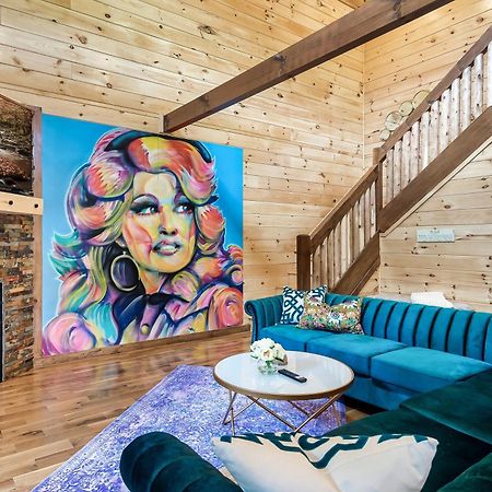 Smokiesboutiquecabins Would Love To Host You At Dolly'S Cute Cabin! 4 Suites With Private Bathrooms - Hot Tub, Fire Pit, Game Room, Resort Pool Open Memorial Day Through Labor Day! Gatlinburg Zewnętrze zdjęcie