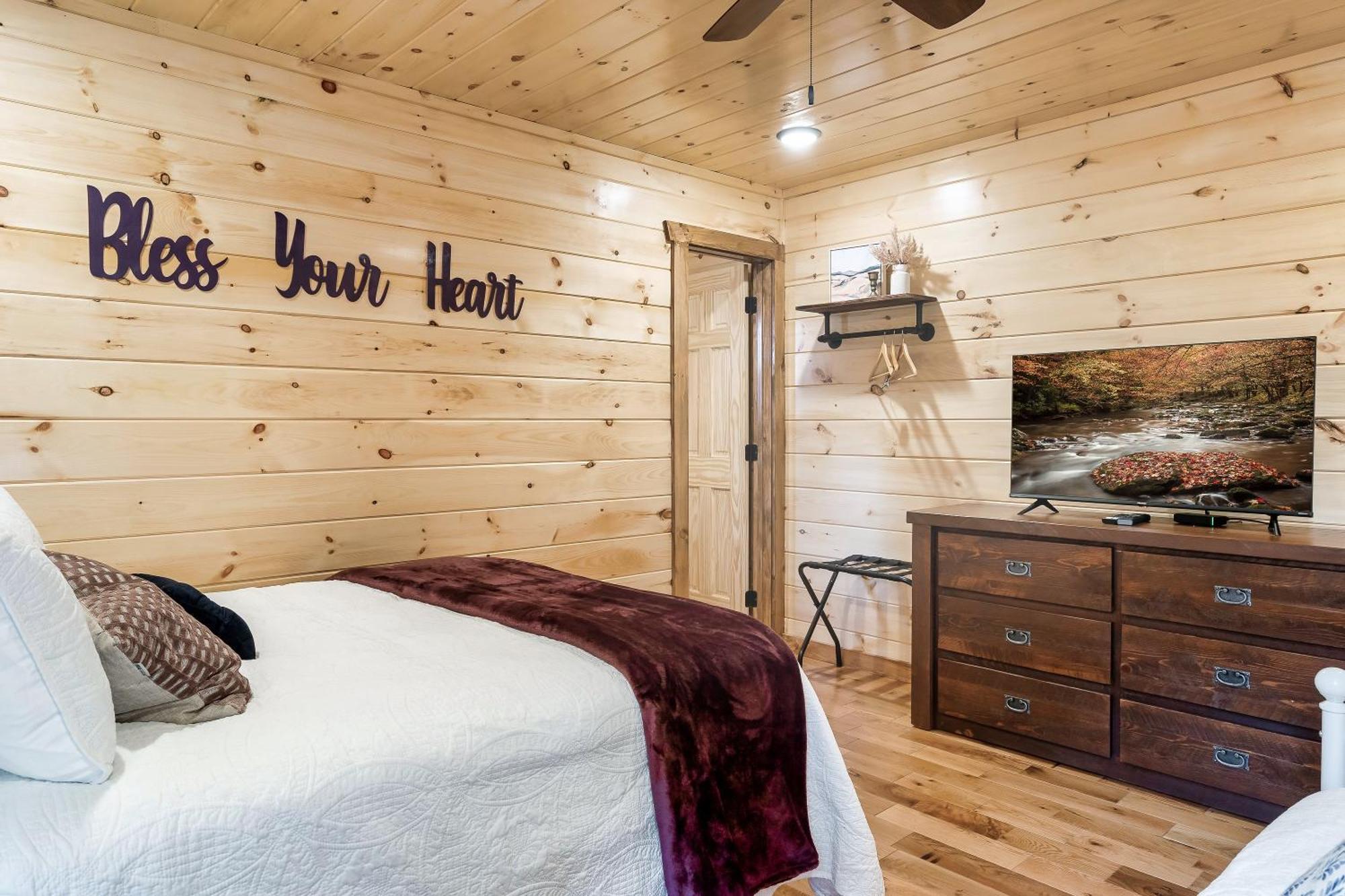 Smokiesboutiquecabins Would Love To Host You At Dolly'S Cute Cabin! 4 Suites With Private Bathrooms - Hot Tub, Fire Pit, Game Room, Resort Pool Open Memorial Day Through Labor Day! Gatlinburg Zewnętrze zdjęcie