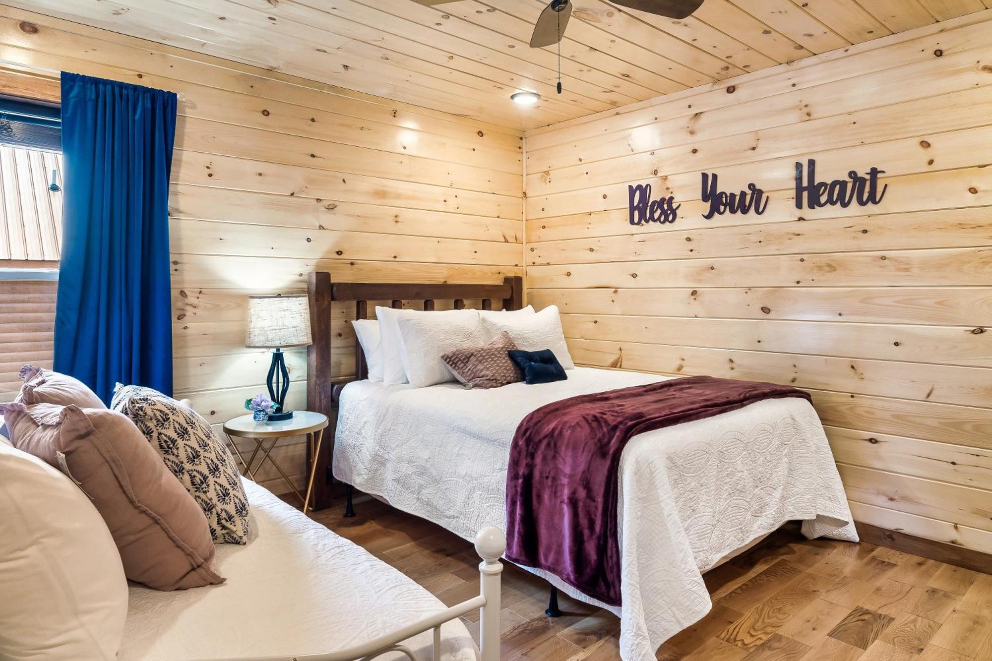 Smokiesboutiquecabins Would Love To Host You At Dolly'S Cute Cabin! 4 Suites With Private Bathrooms - Hot Tub, Fire Pit, Game Room, Resort Pool Open Memorial Day Through Labor Day! Gatlinburg Zewnętrze zdjęcie