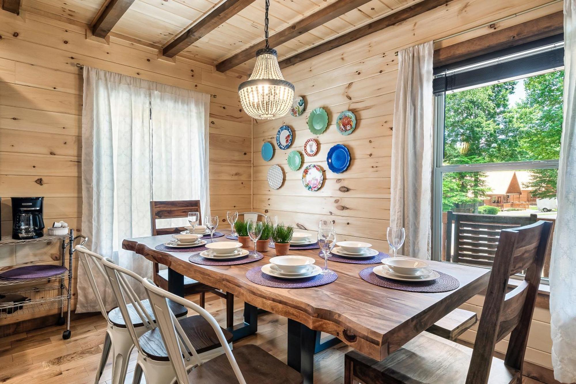 Smokiesboutiquecabins Would Love To Host You At Dolly'S Cute Cabin! 4 Suites With Private Bathrooms - Hot Tub, Fire Pit, Game Room, Resort Pool Open Memorial Day Through Labor Day! Gatlinburg Zewnętrze zdjęcie