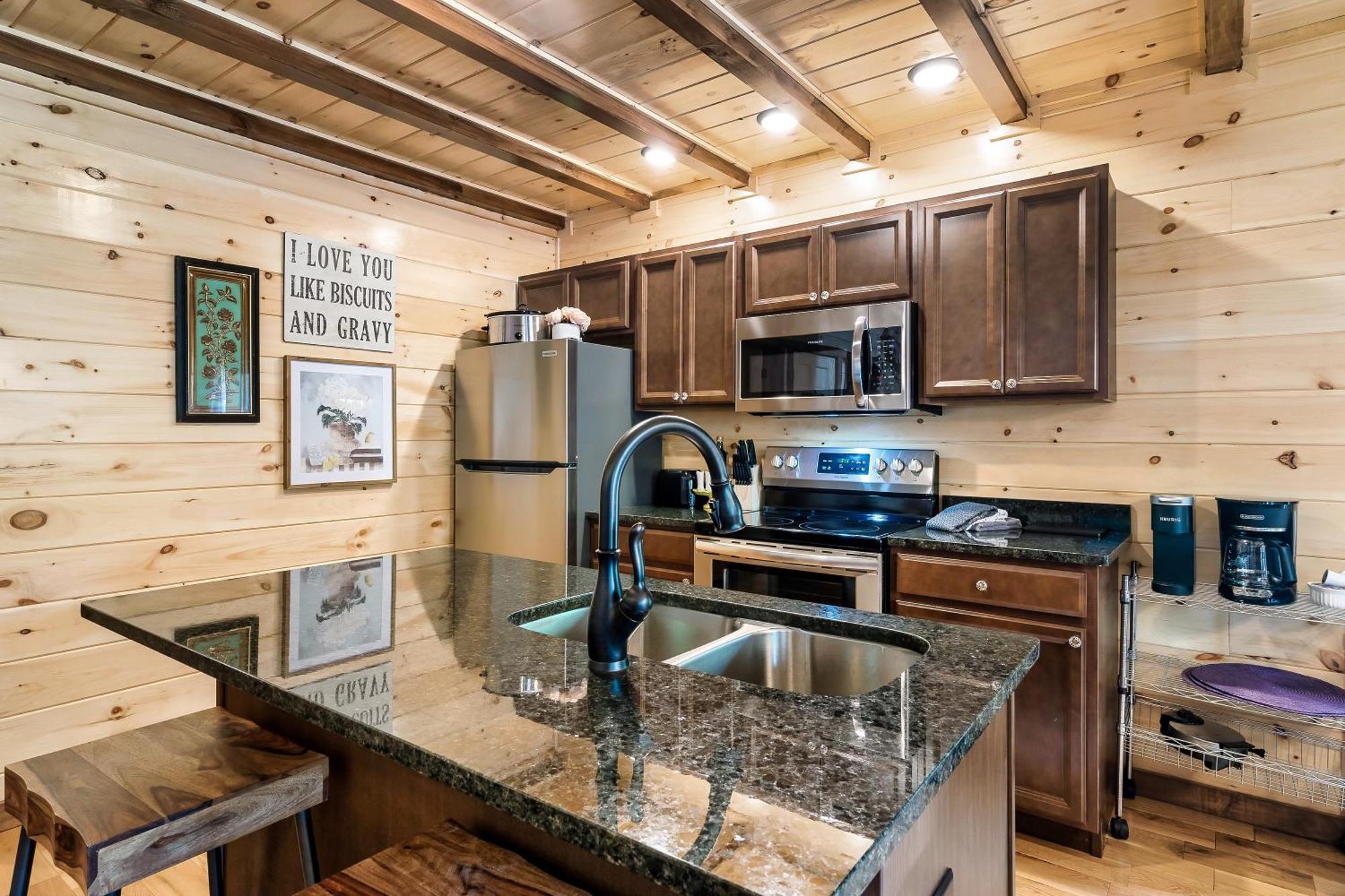 Smokiesboutiquecabins Would Love To Host You At Dolly'S Cute Cabin! 4 Suites With Private Bathrooms - Hot Tub, Fire Pit, Game Room, Resort Pool Open Memorial Day Through Labor Day! Gatlinburg Zewnętrze zdjęcie