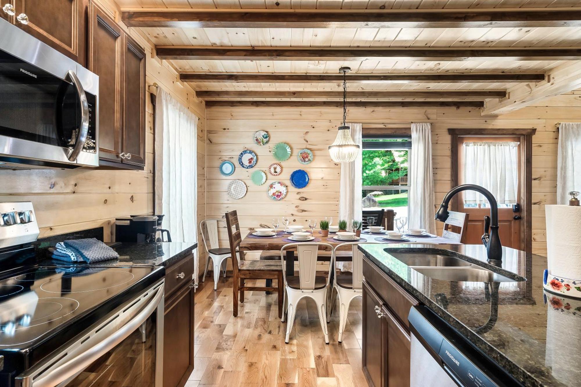 Smokiesboutiquecabins Would Love To Host You At Dolly'S Cute Cabin! 4 Suites With Private Bathrooms - Hot Tub, Fire Pit, Game Room, Resort Pool Open Memorial Day Through Labor Day! Gatlinburg Zewnętrze zdjęcie