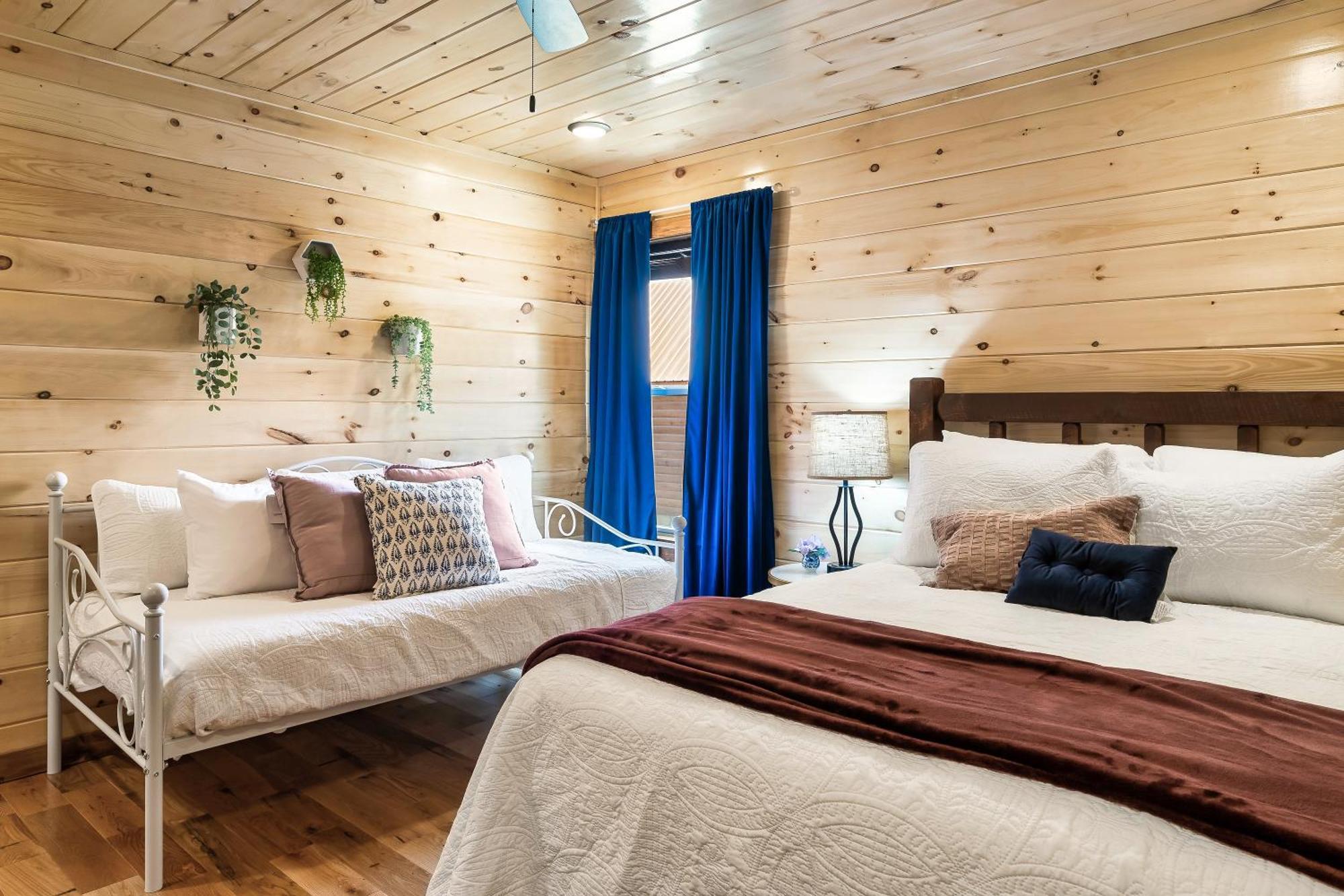 Smokiesboutiquecabins Would Love To Host You At Dolly'S Cute Cabin! 4 Suites With Private Bathrooms - Hot Tub, Fire Pit, Game Room, Resort Pool Open Memorial Day Through Labor Day! Gatlinburg Zewnętrze zdjęcie