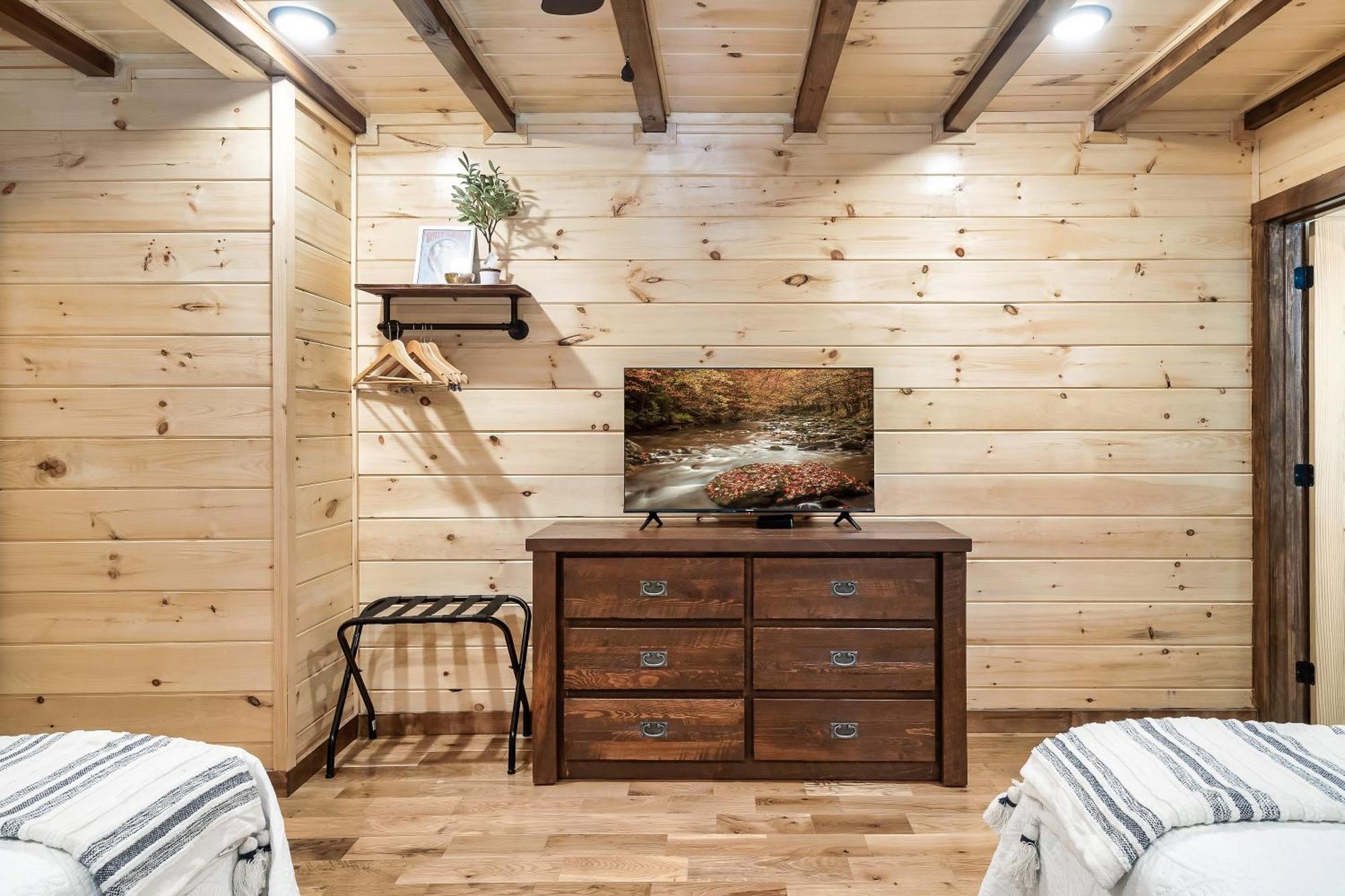 Smokiesboutiquecabins Would Love To Host You At Dolly'S Cute Cabin! 4 Suites With Private Bathrooms - Hot Tub, Fire Pit, Game Room, Resort Pool Open Memorial Day Through Labor Day! Gatlinburg Zewnętrze zdjęcie