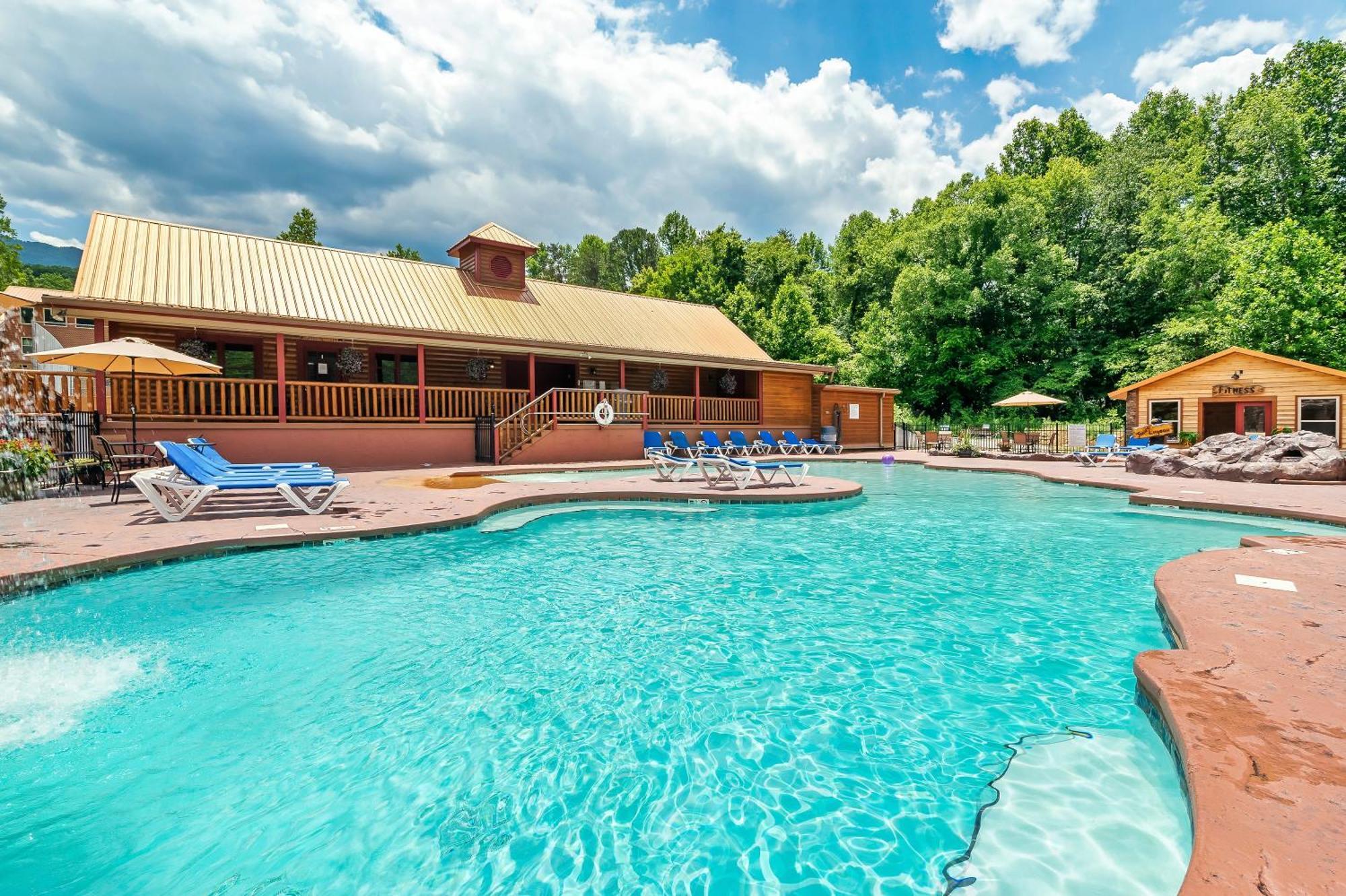 Smokiesboutiquecabins Would Love To Host You At Dolly'S Cute Cabin! 4 Suites With Private Bathrooms - Hot Tub, Fire Pit, Game Room, Resort Pool Open Memorial Day Through Labor Day! Gatlinburg Zewnętrze zdjęcie