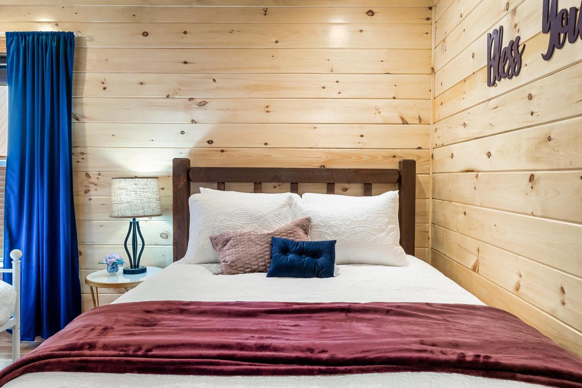 Smokiesboutiquecabins Would Love To Host You At Dolly'S Cute Cabin! 4 Suites With Private Bathrooms - Hot Tub, Fire Pit, Game Room, Resort Pool Open Memorial Day Through Labor Day! Gatlinburg Zewnętrze zdjęcie