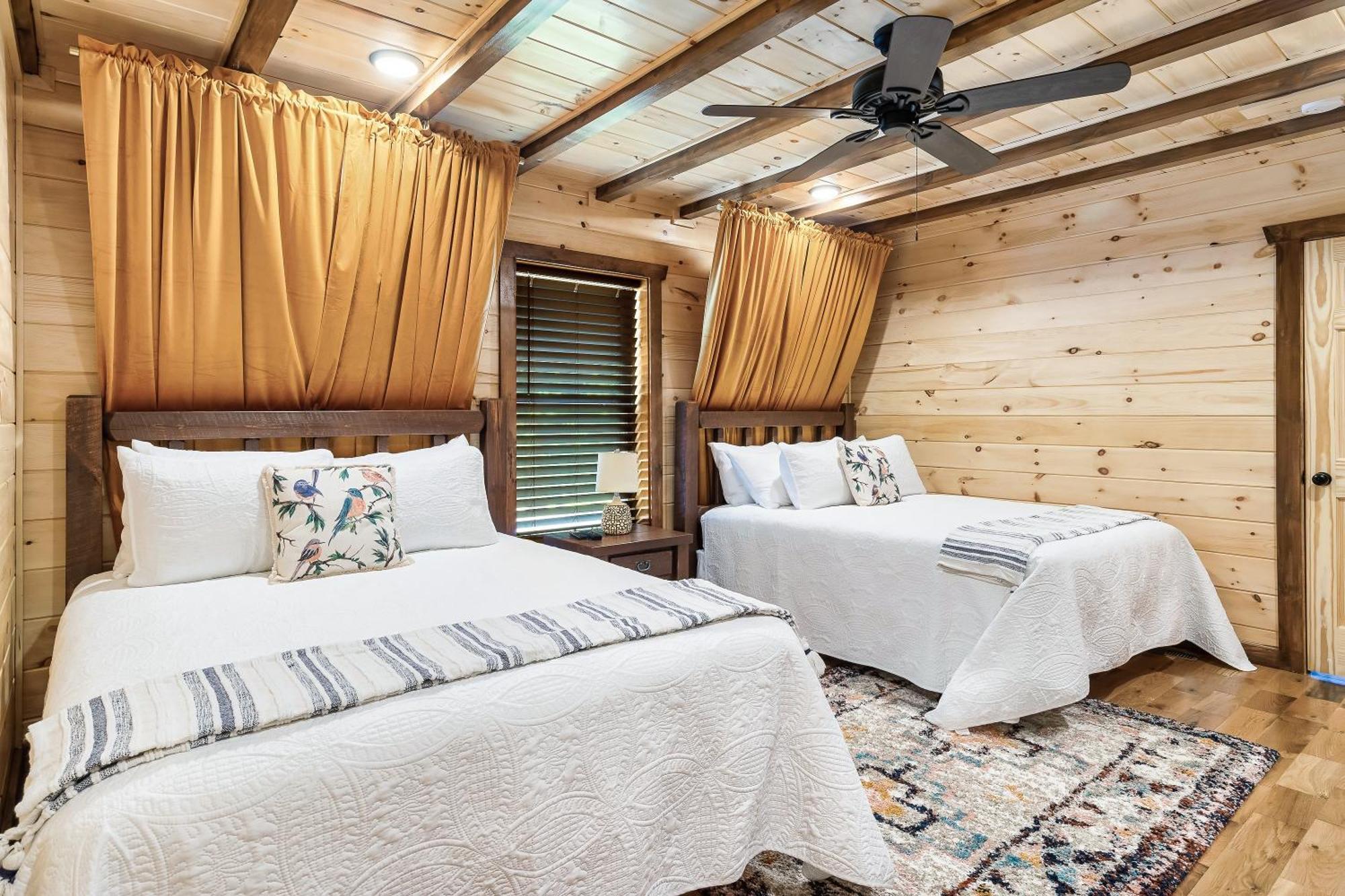 Smokiesboutiquecabins Would Love To Host You At Dolly'S Cute Cabin! 4 Suites With Private Bathrooms - Hot Tub, Fire Pit, Game Room, Resort Pool Open Memorial Day Through Labor Day! Gatlinburg Zewnętrze zdjęcie
