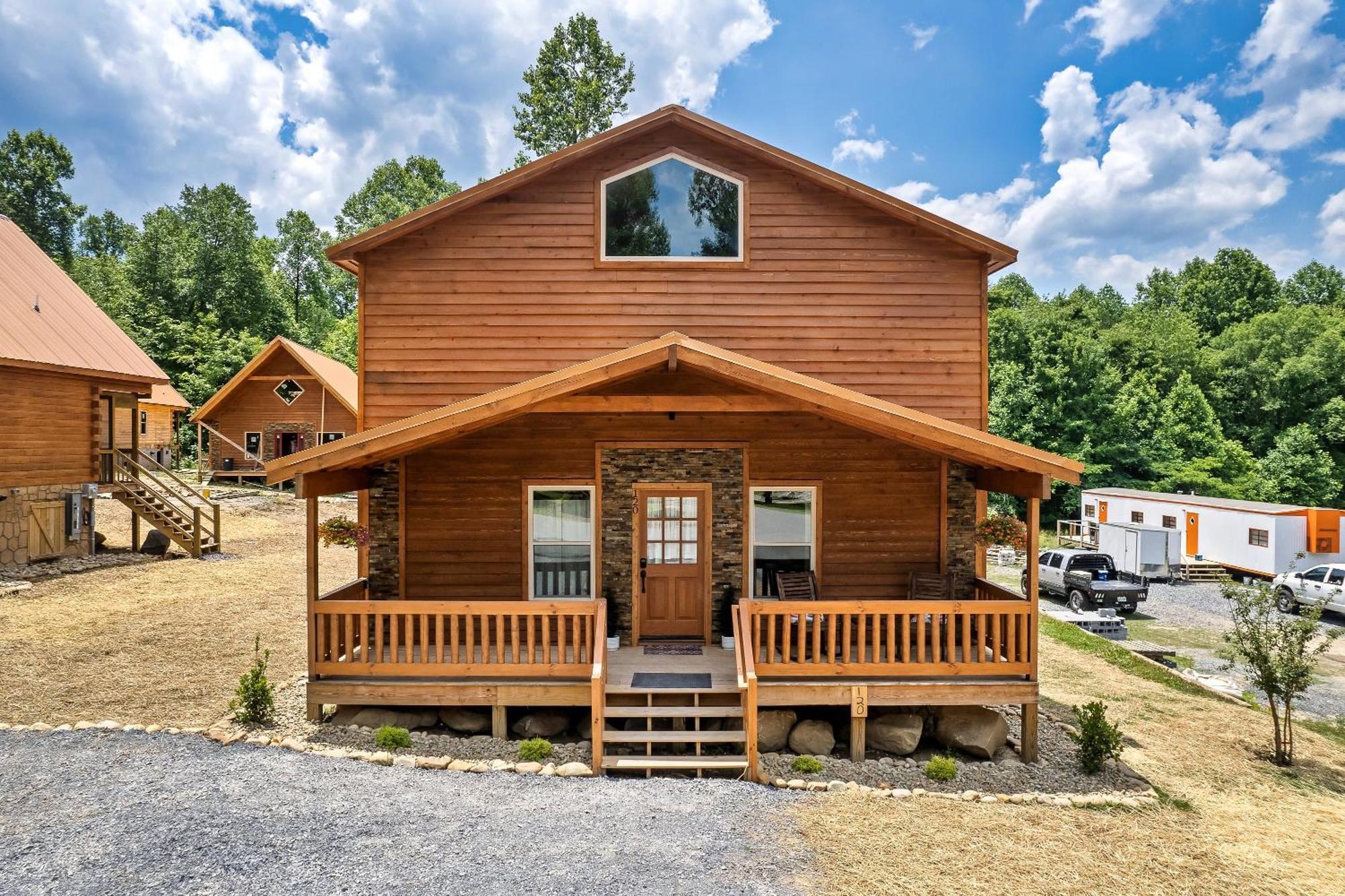 Smokiesboutiquecabins Would Love To Host You At Dolly'S Cute Cabin! 4 Suites With Private Bathrooms - Hot Tub, Fire Pit, Game Room, Resort Pool Open Memorial Day Through Labor Day! Gatlinburg Zewnętrze zdjęcie