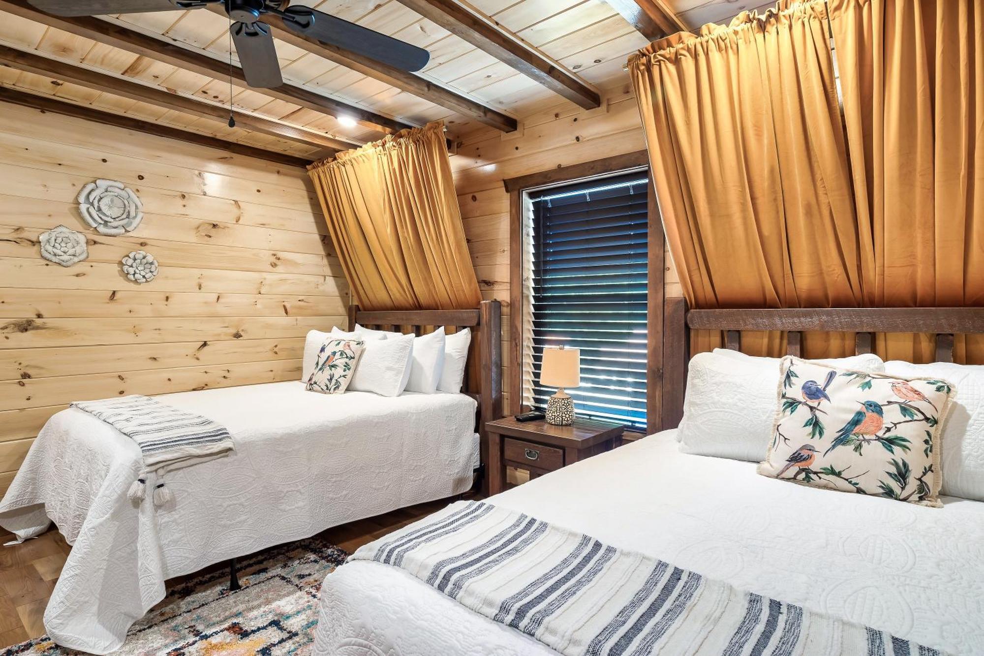 Smokiesboutiquecabins Would Love To Host You At Dolly'S Cute Cabin! 4 Suites With Private Bathrooms - Hot Tub, Fire Pit, Game Room, Resort Pool Open Memorial Day Through Labor Day! Gatlinburg Zewnętrze zdjęcie