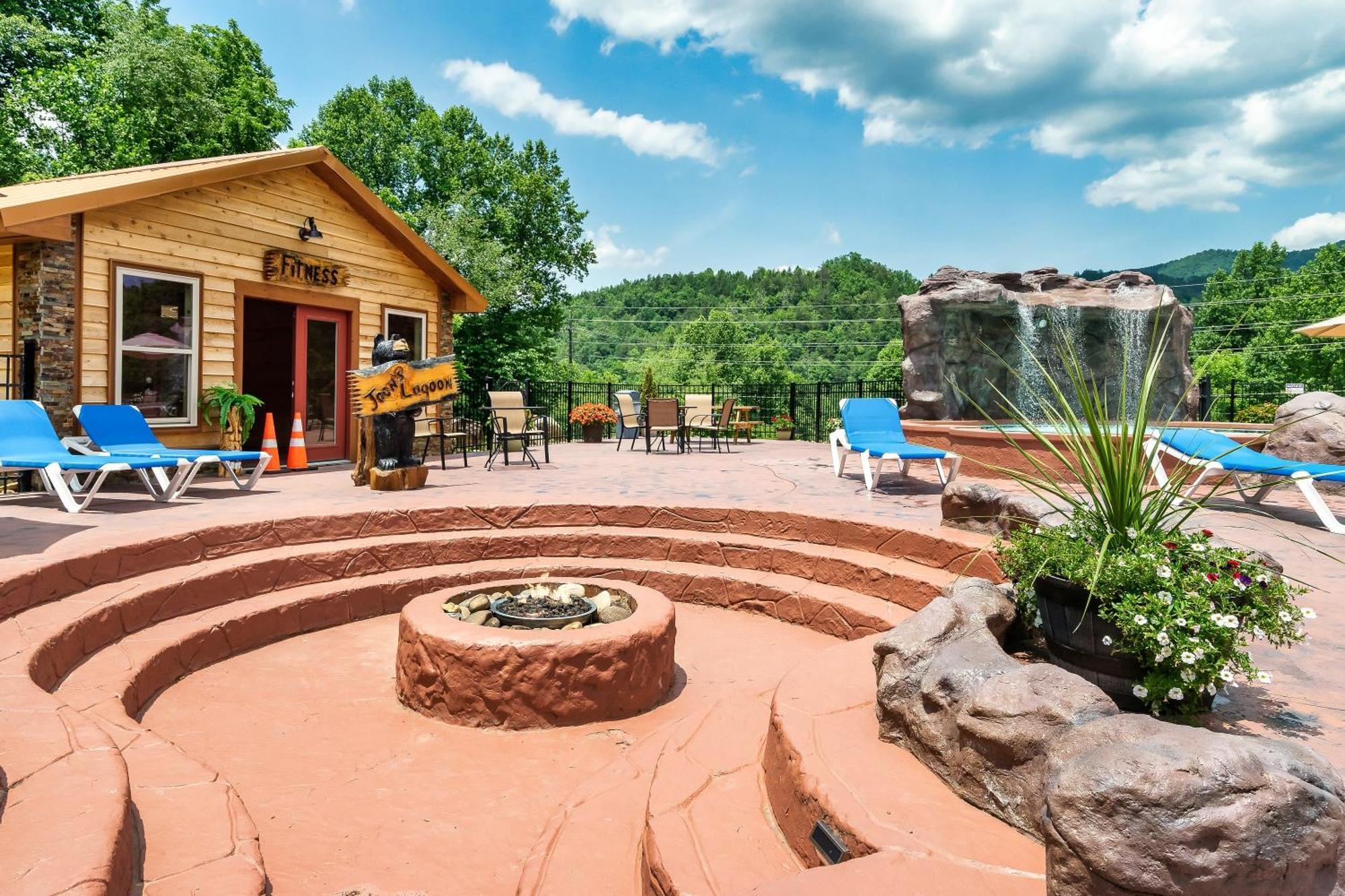 Smokiesboutiquecabins Would Love To Host You At Dolly'S Cute Cabin! 4 Suites With Private Bathrooms - Hot Tub, Fire Pit, Game Room, Resort Pool Open Memorial Day Through Labor Day! Gatlinburg Zewnętrze zdjęcie