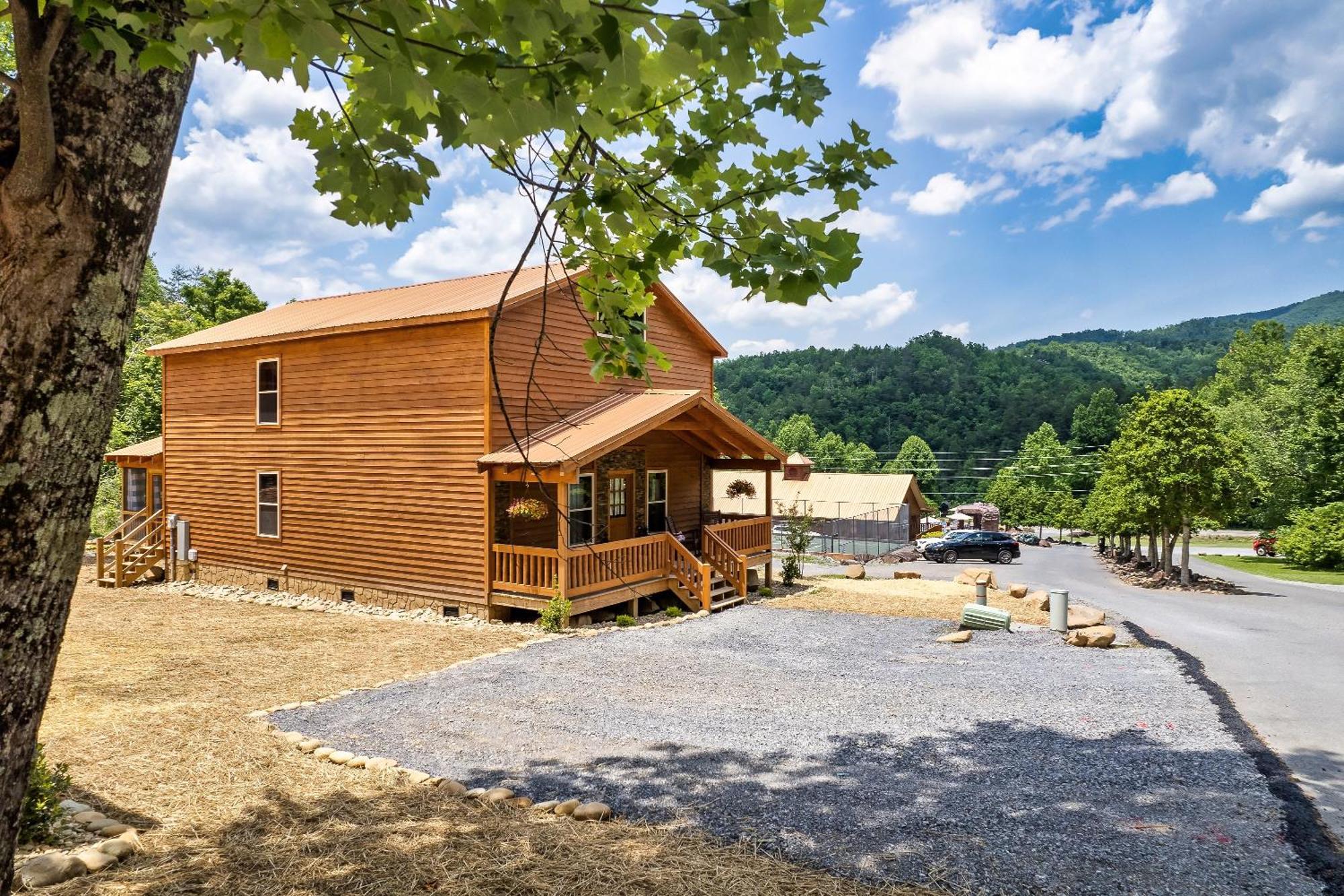 Smokiesboutiquecabins Would Love To Host You At Dolly'S Cute Cabin! 4 Suites With Private Bathrooms - Hot Tub, Fire Pit, Game Room, Resort Pool Open Memorial Day Through Labor Day! Gatlinburg Zewnętrze zdjęcie