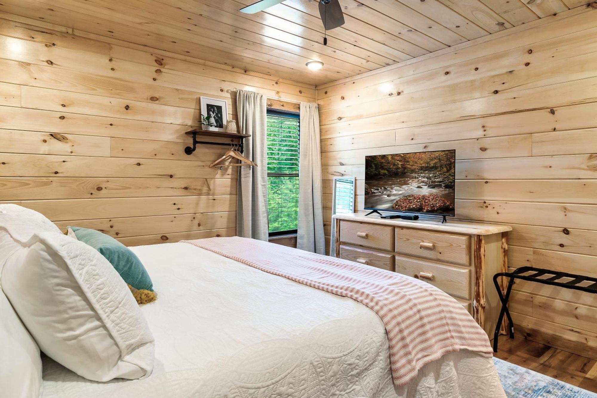 Smokiesboutiquecabins Would Love To Host You At Dolly'S Cute Cabin! 4 Suites With Private Bathrooms - Hot Tub, Fire Pit, Game Room, Resort Pool Open Memorial Day Through Labor Day! Gatlinburg Zewnętrze zdjęcie